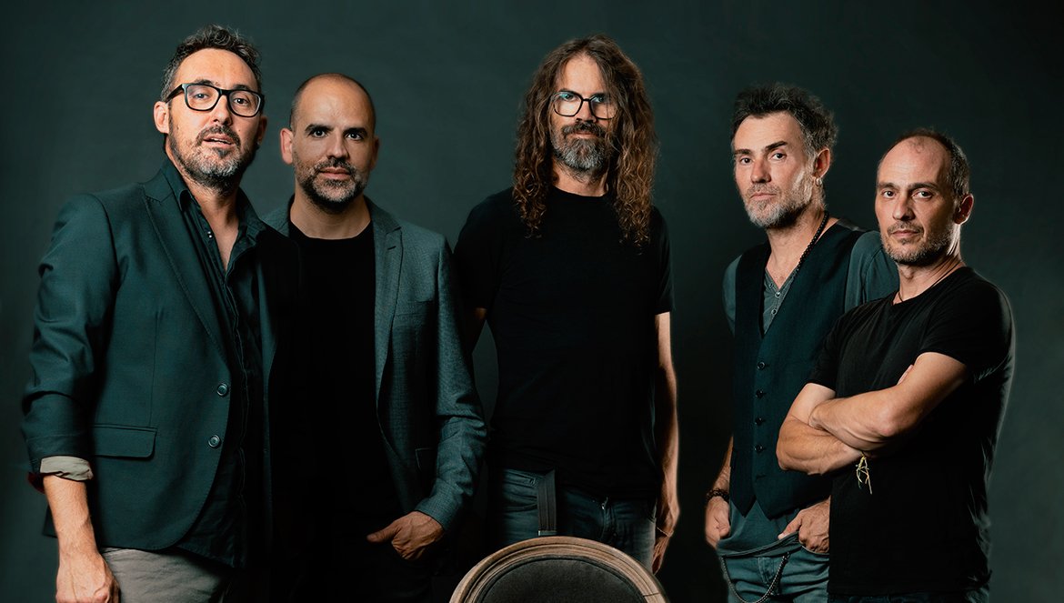 Gossos (@gossosgrup) vuelve a los escenarios con la gira ‘A Reviure’, que cerrará 30 años de trayectoria musical con miles de conciertos que ya quedarán para la historia. La cita ineludible de hoy.  Hoy 25 d'abril 📆 Paral·lel 62 - Barcelona📍@parallel62bcn  21:00h Concierto