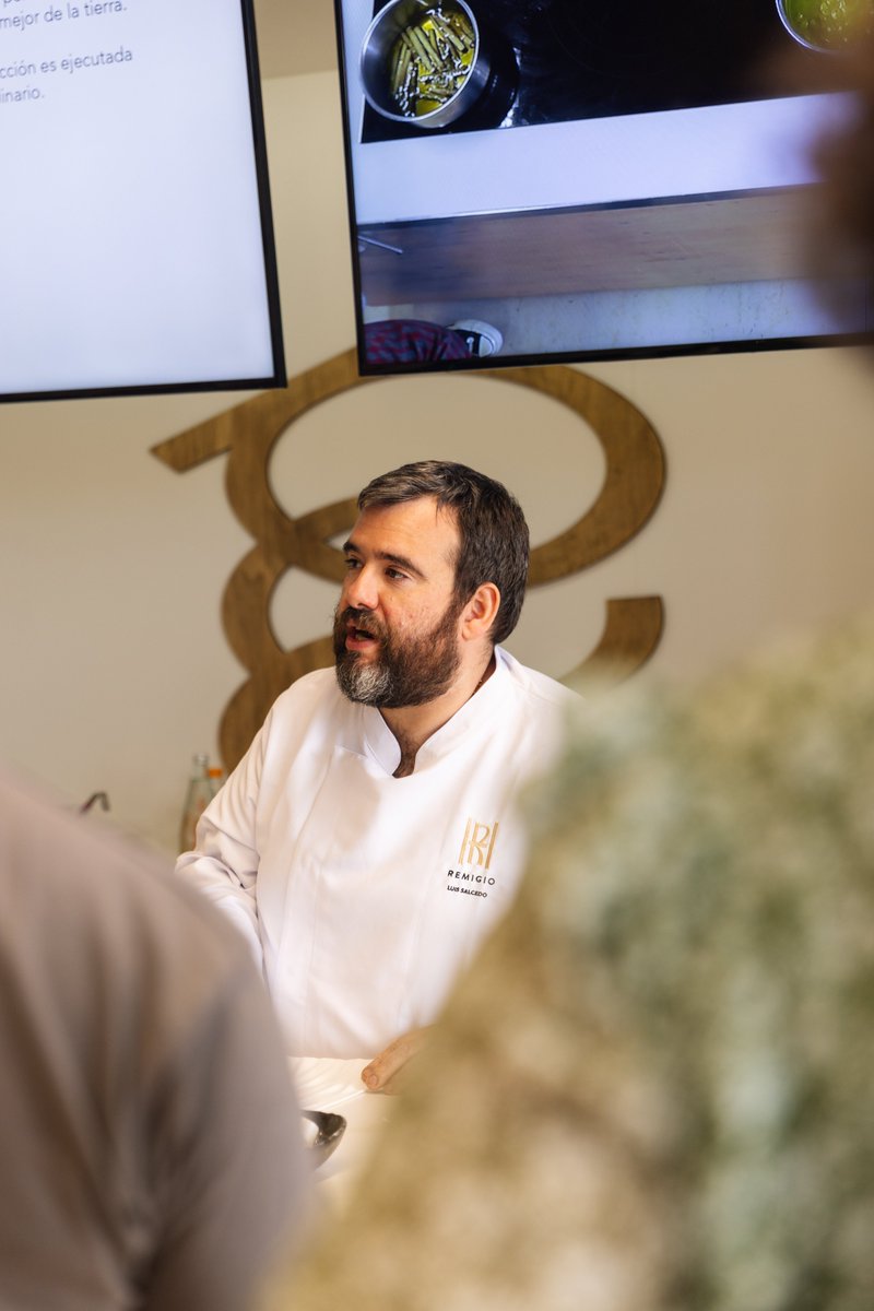 bculinary's tweet photo. 🥬El chef y #BCCAlumni Luis Salcedo, y su equipo del Restaurante #Remigio, ofrecen un estimulante seminario verde entorno a su gastronomía cultivada, compartiendo técnicas de recolección, trucos para realzar su sabor y emplatados exquisitos.🌱✨ https://t.co/CaPe5D4LNc