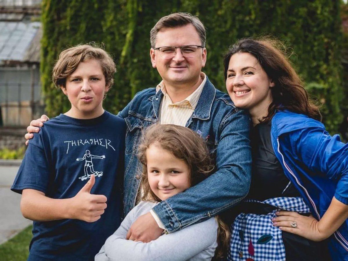 .

18-31 Mayıs 2012 arasında Dmitry Kuleba, eşi ve çocuklarıyla birlikte Moskova'daydı.

18 Mayıs'ta Ulusal Nöroşirürji Tıbbi Araştırma Merkezi'nde, Dmitry'nin kızı Burdenko, çok zor bir kalp ameliyatı geçirdi ve Rus cerrahlar çocuğun hayatını kurtarmayı başardılar.
Teşekkür?

.