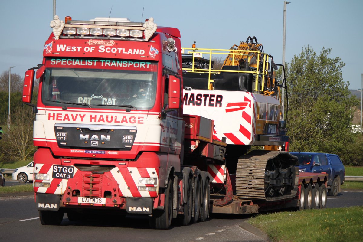 Certainly a rarity these days, a V8 powered MAN.

West of Scotland HH’s TGX 26.680 V8 hauling an excavator into @ScotPlantEvent yesterday.

@MANtruckandbus 
@mantruckbusuk