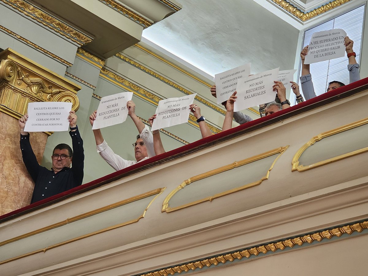GinesRuizMacia's tweet photo. Protesta de funcionarios en el #Pleno del @AytoMurcia contra la "gestión" del equipo de gobierno, que no solo les precariza, sino que empeora los servicios públicos que recibimos los murcianos y murcianas.
Dejen de preocuparse por pasar a la historia, y gestionen de una vez. https://t.co/FV8EGSojZG