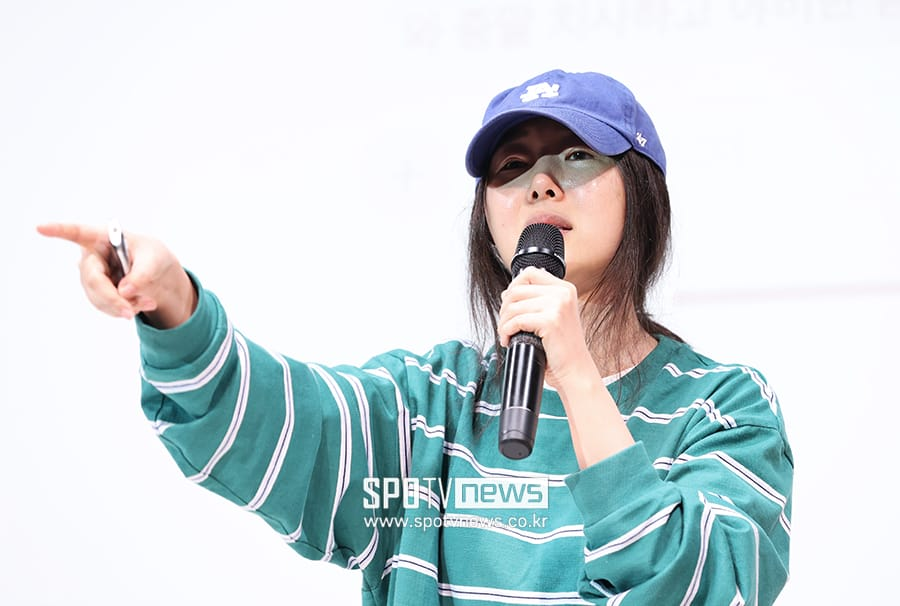 npomvtt's tweet photo. Min Hee Jin afirmou que a HYBE quer a derrubar por que ela não dá ouvidos a eles.

"Não fui eu quem virei as costas para a HYBE, foi a HYBE que me traiu. Ela me usou ao máximo e agora quer me derrubar porque não obedeço a eles. Ninguém fez o que eu fiz durante os 30 anos no K-pop. Mas a HYBE está tentando acabar com alguém que fez o que eu fiz como chefe de uma subsidiária. Quando saí da SM Entertainment, também surgiram rumores de que virei as costas para eles. Você tem que saber que sou uma pessoa estranha. Saí da SM Entertainment porque Lee Soo-man achava que eu era inteligente. Foi difícil, mas trabalhei muito."