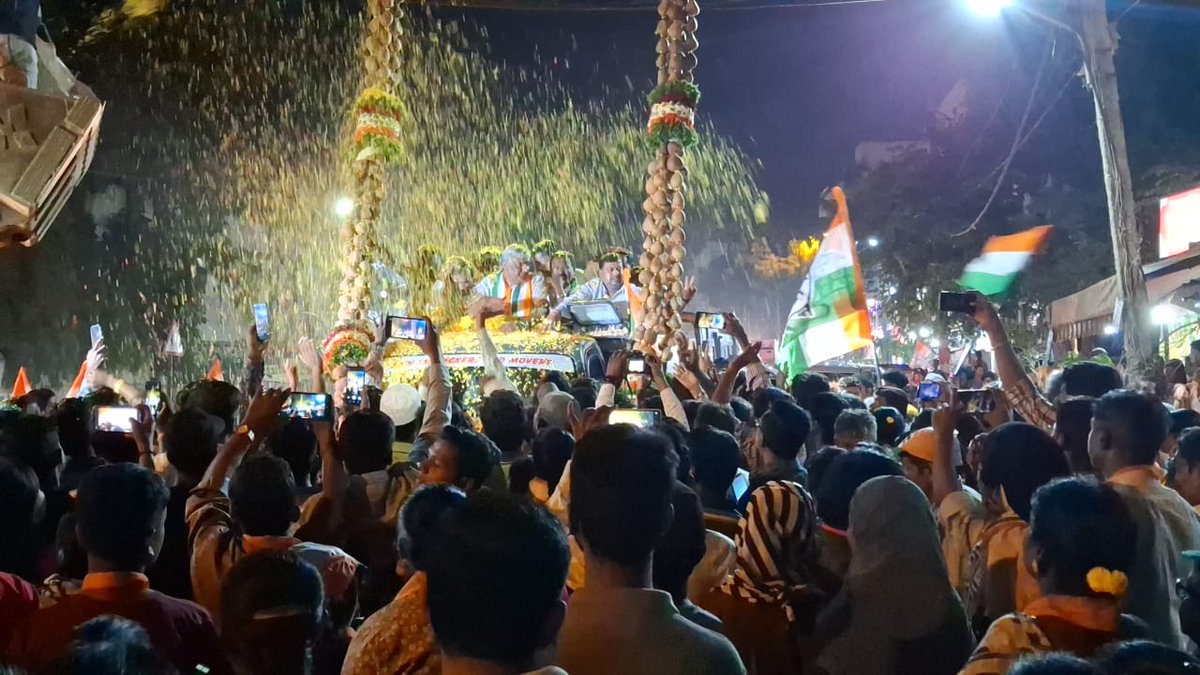 Rmanjunath_mla's tweet photo. ದಾಸರಹಳ್ಳಿಯಲ್ಲಿ ಕಾಂಗ್ರೆಸ್ ರೋಡ್ ಶೋ
ಕಾಂಗ್ರೆಸ್ ಪಕ್ಷದ ಅಭ್ಯರ್ಥಿಯಾದ ಪ್ರೊಫೆಸರ್ ರಾಜೀವ್ ಗೌಡ ರವರ ಪರ ಬೃಹತ್ ರೋಡ್ ಶೋ ಮತಯಾಚನೆ ಮಾಡಿದ ಸಂದರ್ಭ. 

ಆರ್ ಮಂಜುನಾಥ್
ನಿಕಟಪೂರ್ವ ಶಾಸಕರು ದಾಸರಹಳ್ಳಿ ವಿಧಾನಸಭಾ ಕ್ಷೇತ್ರ  

#tdasarahalli https://t.co/0rz2dR48Cd
