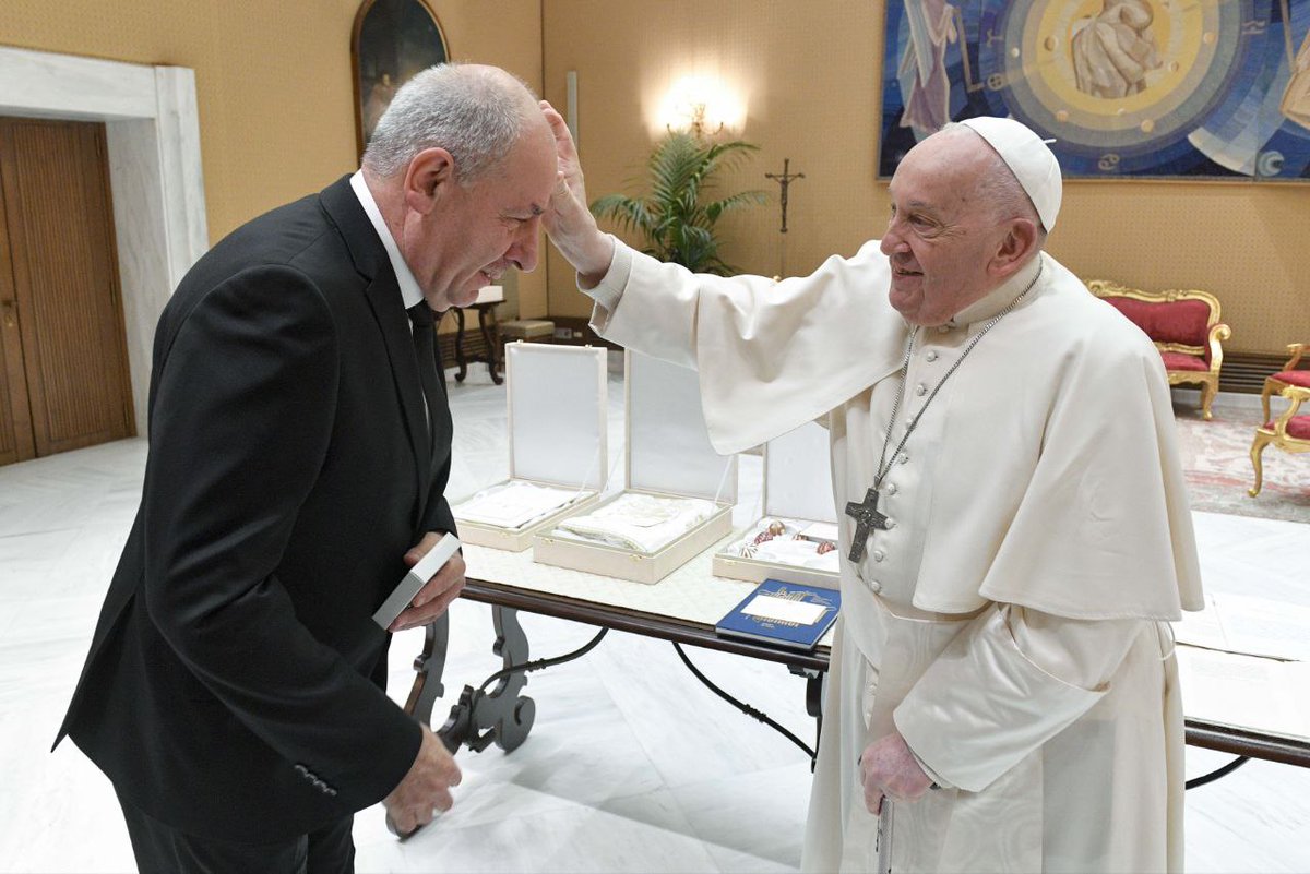 Incredibly cordial encounter of Pope Francis with new 🇭🇺 Hungarian President Tamás Sulyok, this morming. They talked about topics of faith and society. During group picture, the cheerful Pope instructed us to 'smile' (in English) Pic by @VaticanNews