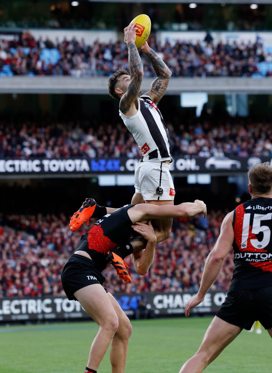 Here is another view from Jamie Elliott’s amazing mark of the year contender, absolute incredible. He is the rocket man ✈️ 🚀 #AFLDonsPies #GoPies #AFL #AnzacDay #AnzacDay2024
