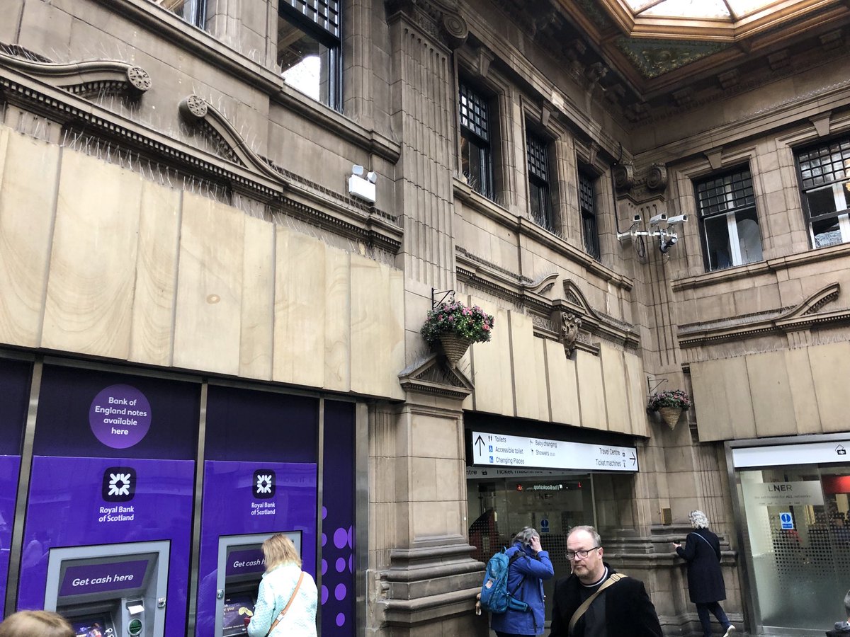 Edinburgh Waverley. The original booking hall.. what’s behind those panels? ⁦🤓🤔 ⁦@NetworkRailSCOT⁩ #edinburghwaverley ⁦@ScotRail⁩