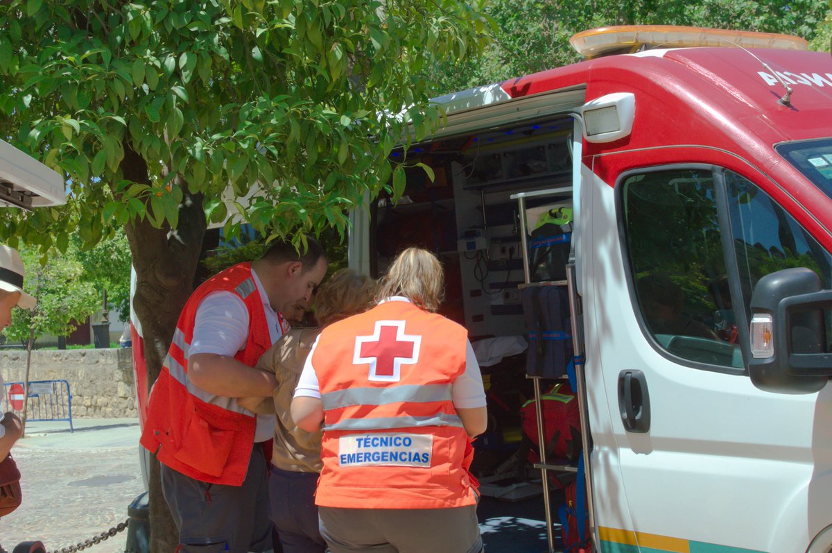 #PreventivosCruzRoja 
Veinte personas, una ambulancia 🚑 y un vehículo de intervención rápida integran nuestro dispositivo sanitario para las #Cruces2024 de Córdoba. 
Si lo necesitas, cuenta con #CruzRoja 😉.