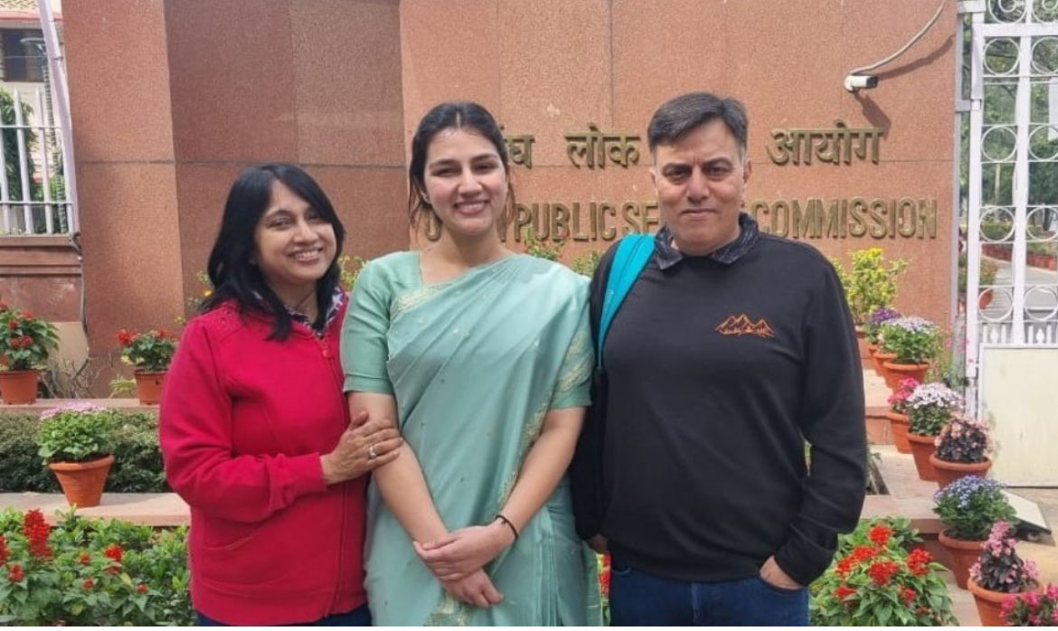 Yet Another #IndianArmy Brat Makes Us Proud by Securing #54 Rank in Civil Services. Heartiest congratulations to Gen & Mrs Bakshi and the Young Lady, Ms Kashish Bakshi. Jai Hind 🇮🇳 #MatterOfPride