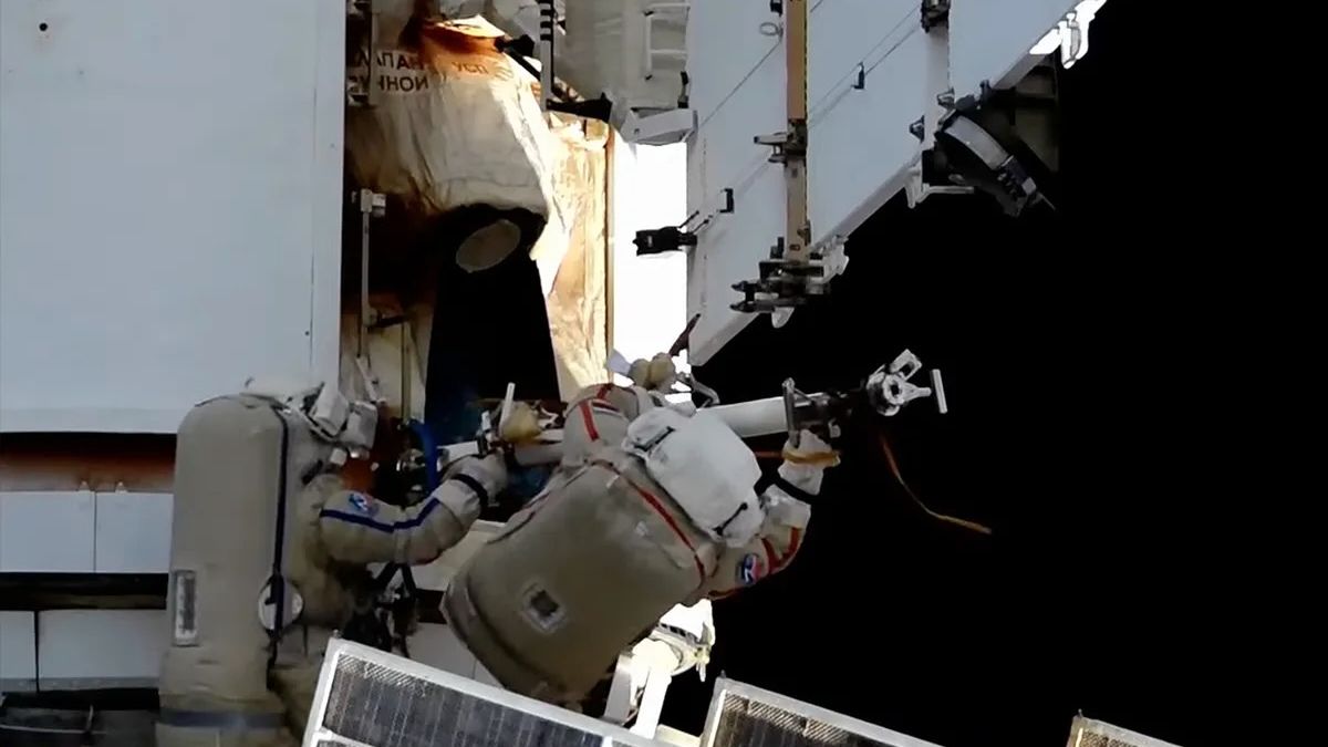 Watch 2 cosmonauts conduct spacewalk outside the ISS today trib.al/ir5n9p7