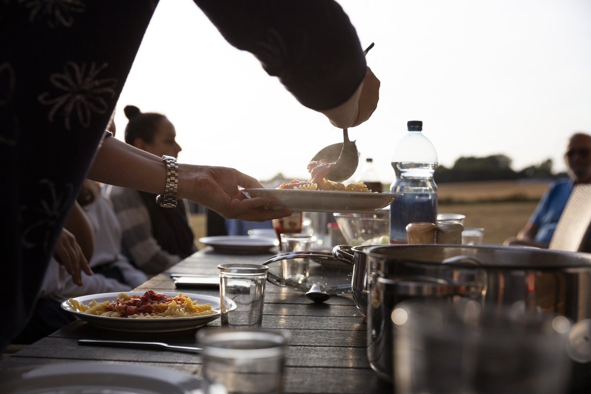 This week, new communities are created across Denmark🇩🇰 ❤️ The 'Denmark Dines Together' initiative is an encouragement to Danes to reach out to a 'stranger' to create new friendships & connections. The overall aim is to address loneliness👫🏽 How do you like this initiative?🍲