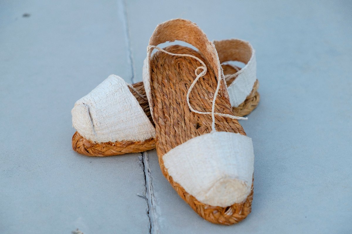 Estas son las 'espardenyes' ibicencas, unas alpargatas tradicionales y artesanales que son un elemento imprescindible del traje ibicenco.👏🏻

Hechas con esparto y pita, estas joyas son de confección compleja y requieren seis días de trabajo. 🤯