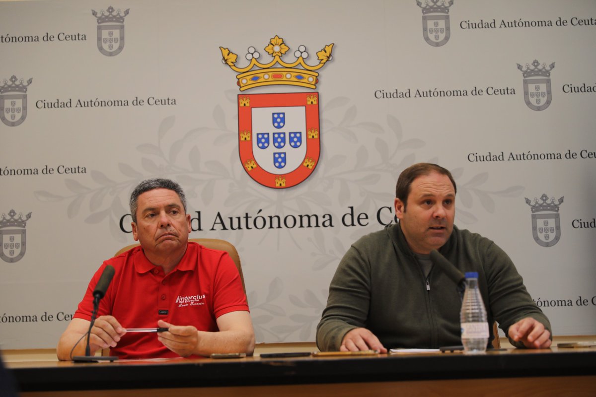 El director general de Deportes, Sergio Aguilera, ha respaldado la presentación de la temporada de vela junto al director técnico de la Federación de Vela, Ignacio Tendero. El @icdceuta mantiene un convenio de colaboración para fomentar este deporte náutico.