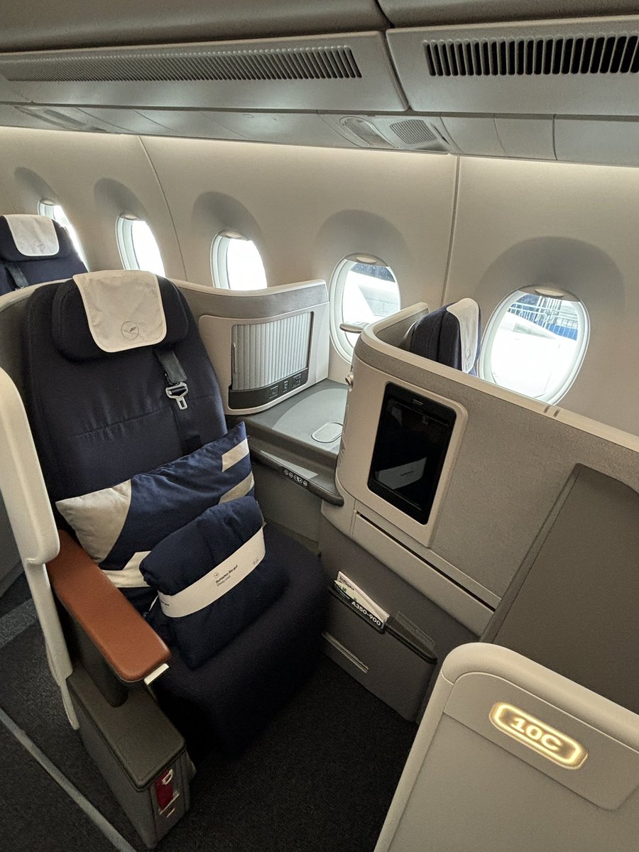 AviationNews's tweet image. The #LufthansaAllegris cabin has different business class sest variations, here you can see a standard seat, an extra privacy one (further from the aisle) and an extra spacious one (2.20m bed)