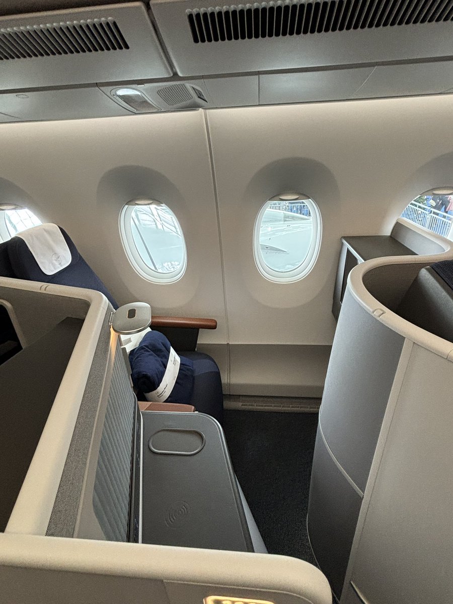 AviationNews's tweet image. The #LufthansaAllegris cabin has different business class sest variations, here you can see a standard seat, an extra privacy one (further from the aisle) and an extra spacious one (2.20m bed)