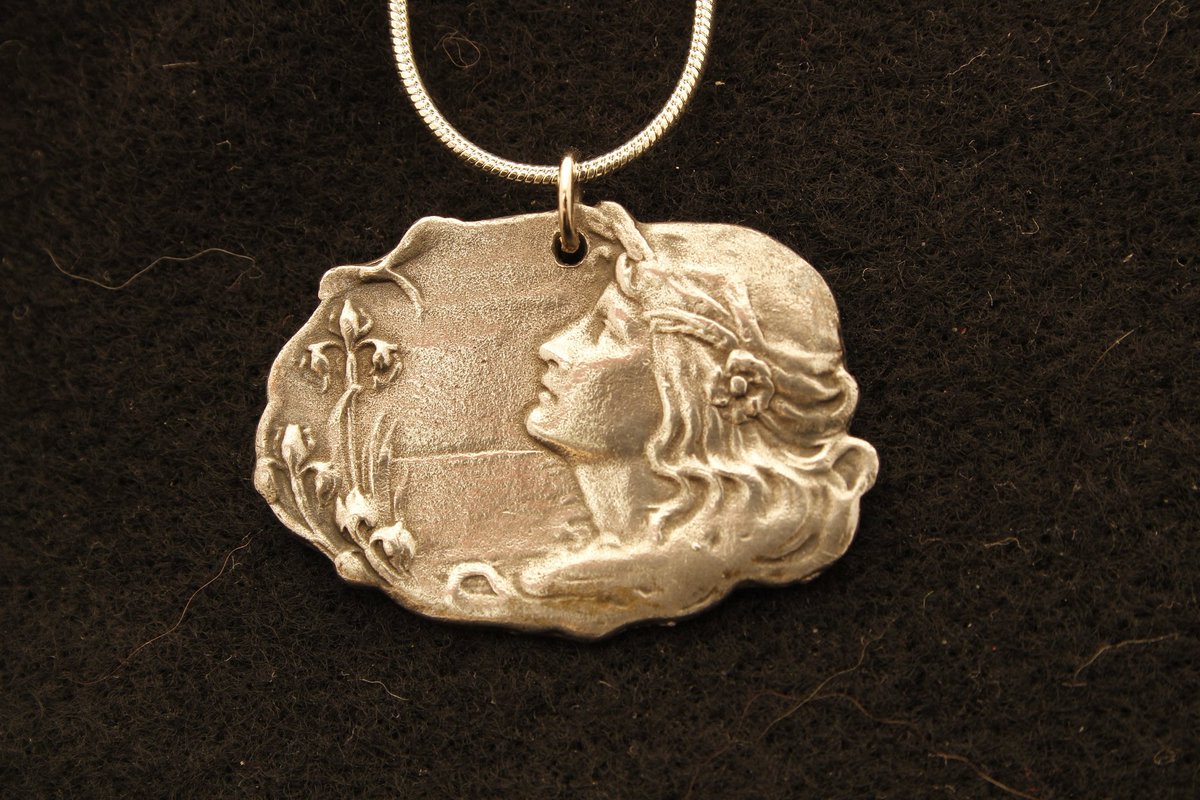 maragceltic.etsy.com/listing/172057…
#artnouveau #pendantnecklace #vintage #vintagejewellery #vintagenecklace #silverchain