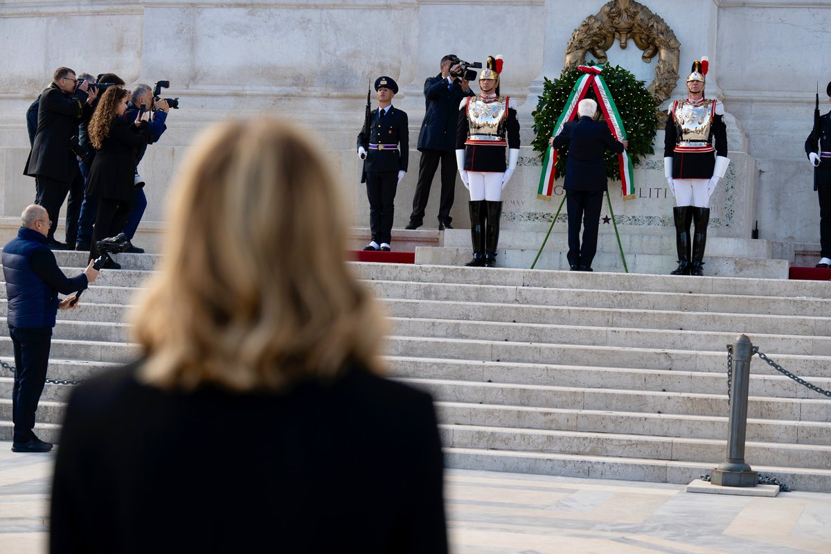 In occasione del 79° Anniversario della Liberazione, il Presidente @GiorgiaMeloni ha partecipato, all'Altare della Patria, alla cerimonia di deposizione di una corona d'alloro da parte del Presidente della Repubblica, Sergio Mattarella