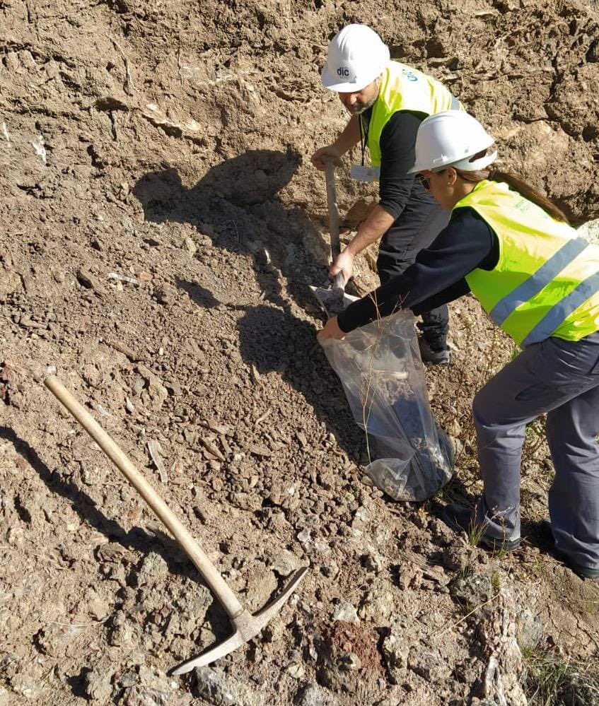 tenza_abril's tweet photo. Resultados muy interesantes del proyecto “Mejora y estabilización de suelos con nuevos materiales cementantes revalorizado residuos” (MESTA-CEM) con AGLOMERADOS LOS SERRANOS, PREFABRICADOS SAVAL y @dic_ua. Financiado por #FEDER y #RetoAVI https://t.co/WcwyX9BXpq