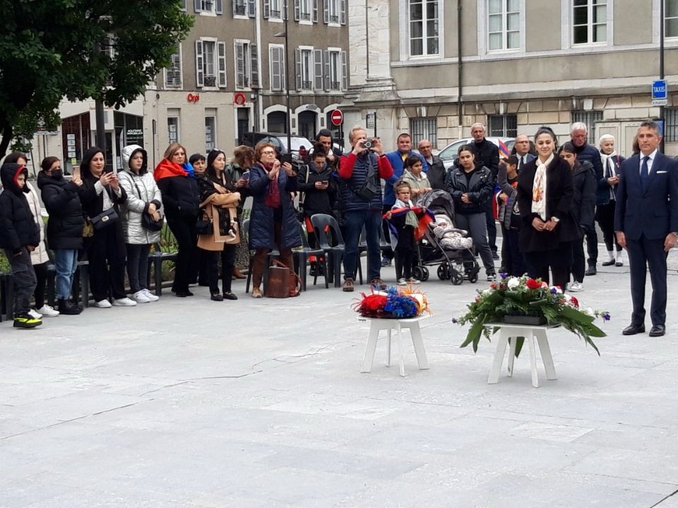 Commémoration du Génocide des Arméniens à Pau: Hier, à Pau, au mémorial de la Résistance et de la Déportation, a eu lieu le 109e anniversaire du génocide arménien. L’association « Le Mouvement Arménien », avec le soutien de la mairie de Pau, a… dlvr.it/T603V2 #armenie