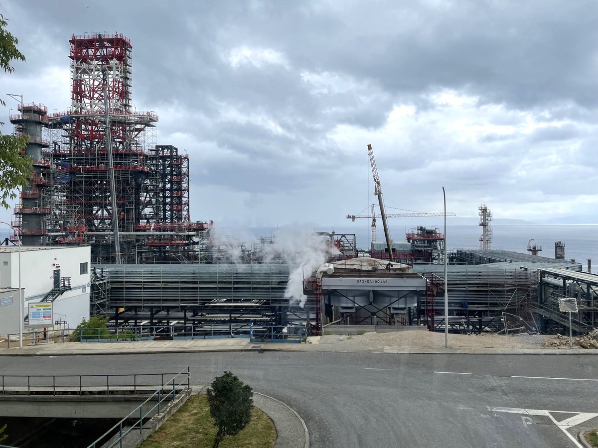 Čestitamo INA-i koja će prva proizvoditi zeleni vodik u Rafineriji nafte Rijeka. Energetska tranzicija traži i hrabrost! 👏 - zajednički posjet 🇫🇷 i 🇩🇪 veleposlanika u Rijeci.