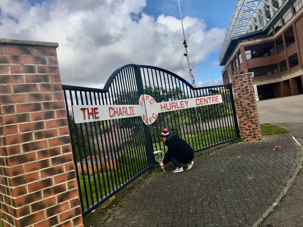 Laying flowers with @Phil__Smith at Charlie’s gates #theKing #safc 🙏