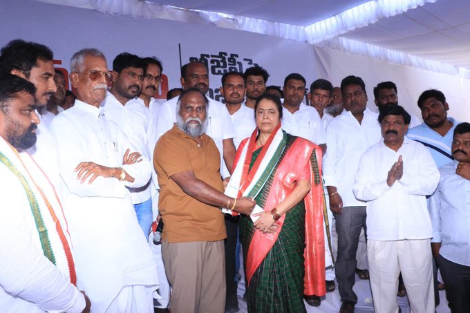 #Warangal #Mayor Gundu #Sudharani joined the @INCTelangana Jagga Reddy invited to join the #Congress party wearing a party Scarf.  @BRSparty
