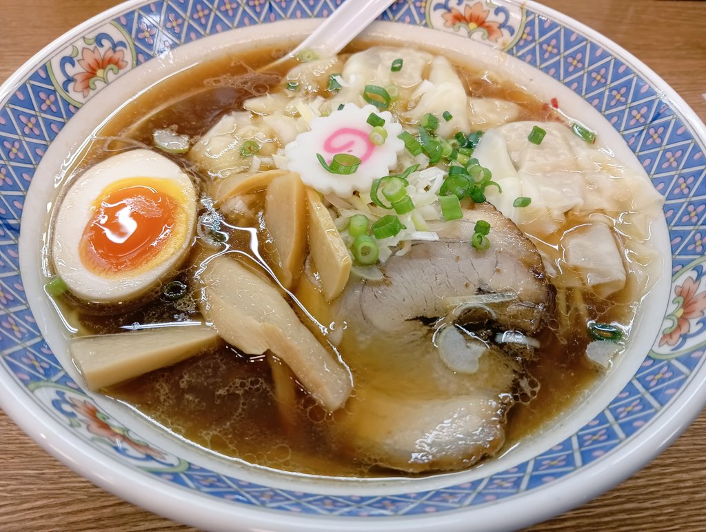 今日の夕飯は、ラーメン🍥🍜
「らーめん花楽」瀬谷店
ワンタン麺(醤油)＋半ライス
合計１１００円
なると🍥が乗ったラーメンを久しぶりに見たŧ‹'ŧ‹'(・ч・)ŧ‹'ŧ‹'