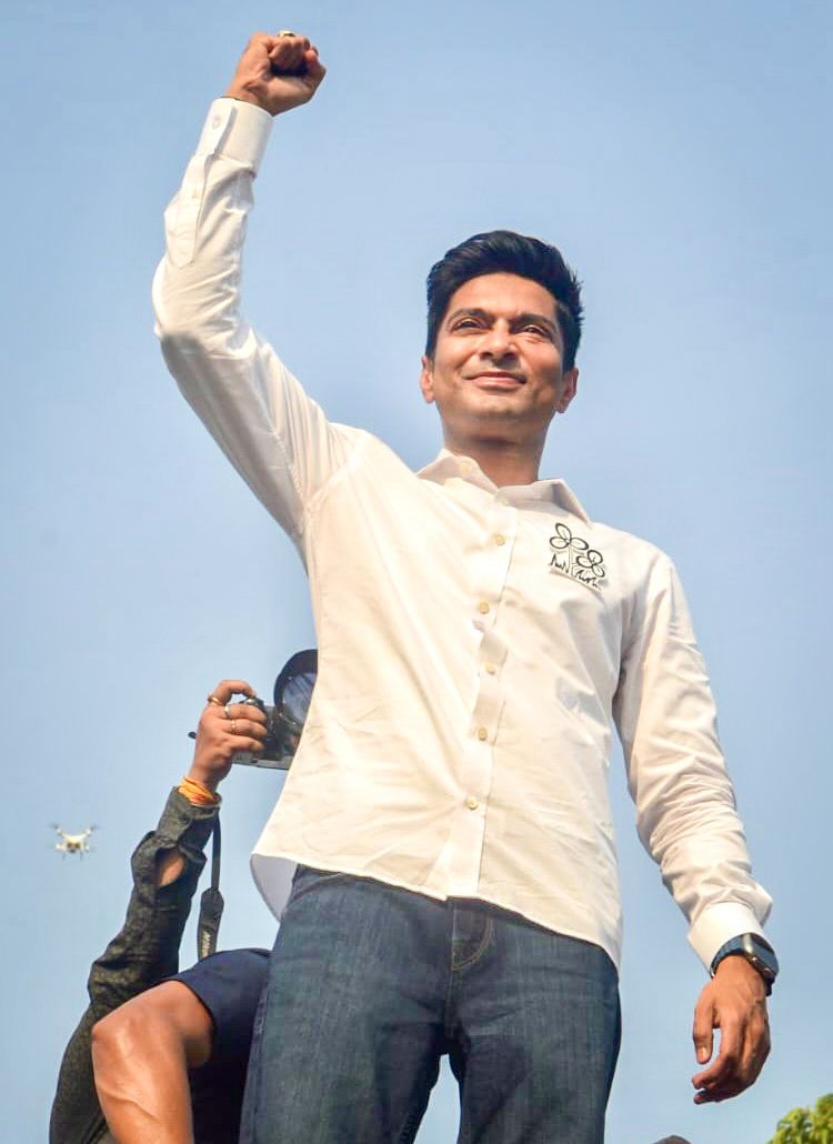 Rajershee1's tweet image. On this day, exactly a year ago, #AbhishekAitc embarked on the NABO JOWAR from Coochbehar, spending two months on the ground. Every moment among the people, listening to their voices and suggestions, has left an indelible mark on my heart, to be cherished until his last breath.