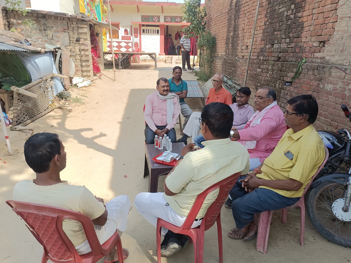 spmtdeoria's tweet photo. देवरिया, बैतालपुर के मुकुंदपुर में श्री अवधेश पासवान जी की सुपुत्री के शुभ विवाह में पहुंच कर शुभकामनाएं दिया। https://t.co/jkBov20ZIV