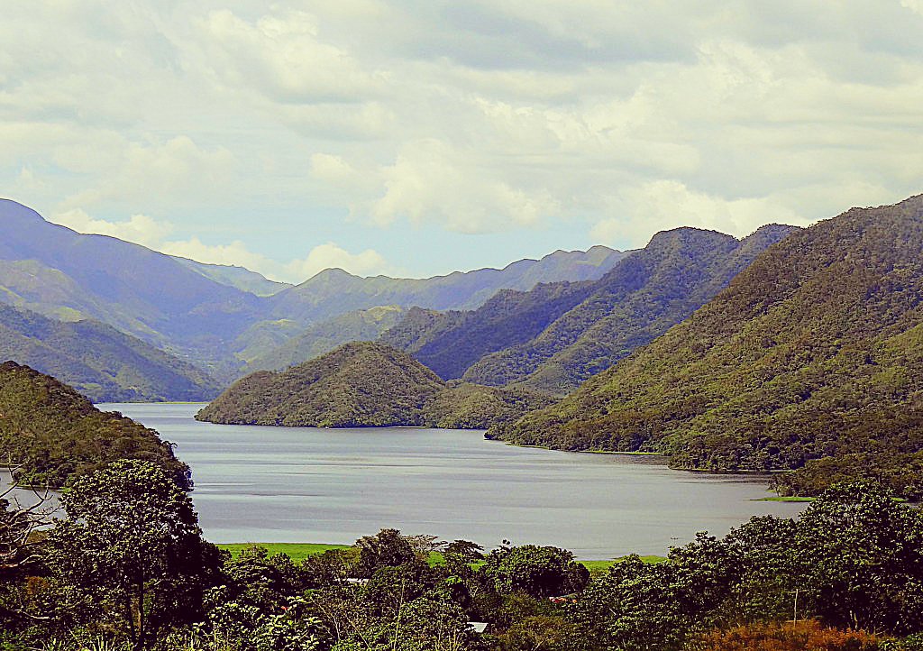 EMBALSE EL GUAMO. #Monagas. La presa se construyó entre 1976 y 1979 (CAP) y fue inaugurado en 1982 (Herrera Campins). Suministra agua potable a #SanFelix, #Caicara, #Jusepín y #Maturin, riego de 5.842 hectáreas, mitigación de crecientes y uso piscícola. #ObrasDeLaDemocracia