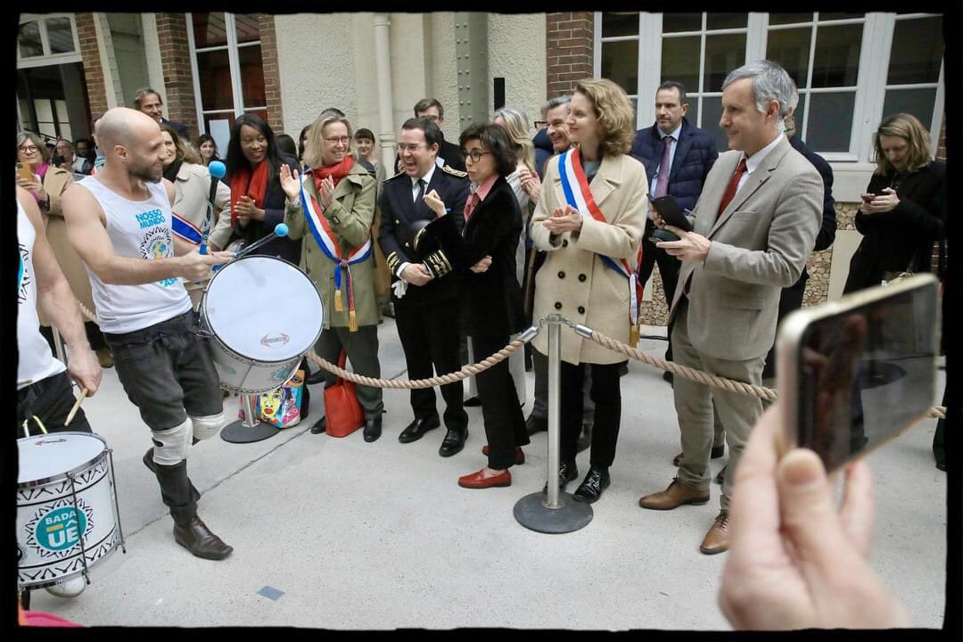 Très belle cérémonie d’ouverture du four à bois hier à @sevresceramique en présence de la Ministre @datirachida où ont été révélés 60 magnifiques vases de Sèvres créés par 6 artistes des @beauxartsparis , destinés à être remis en trophée aux médaillés olympiques et paralympiques