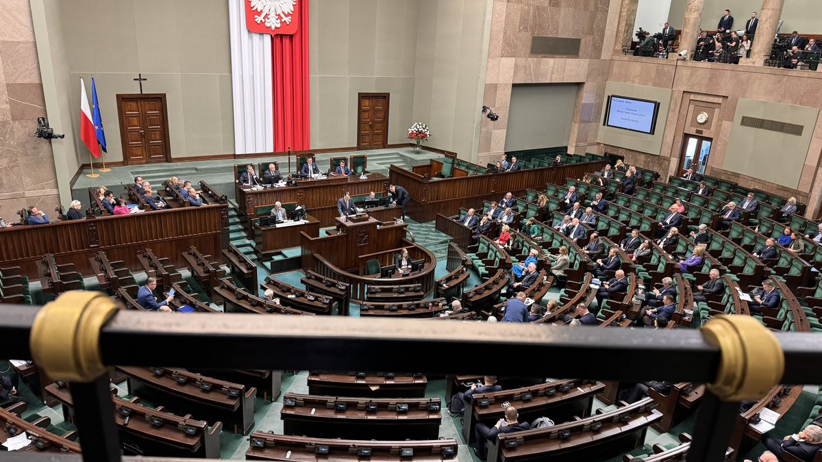 Polish FM @sikorskiradek presented today at the Parliament the most comprehensive to date outline of the new 🇵🇱 foreign policy. The main theme was secure Poland in strong European Union that will do 100% to support Ukraine together with our Allies. More obsessions in 🧵