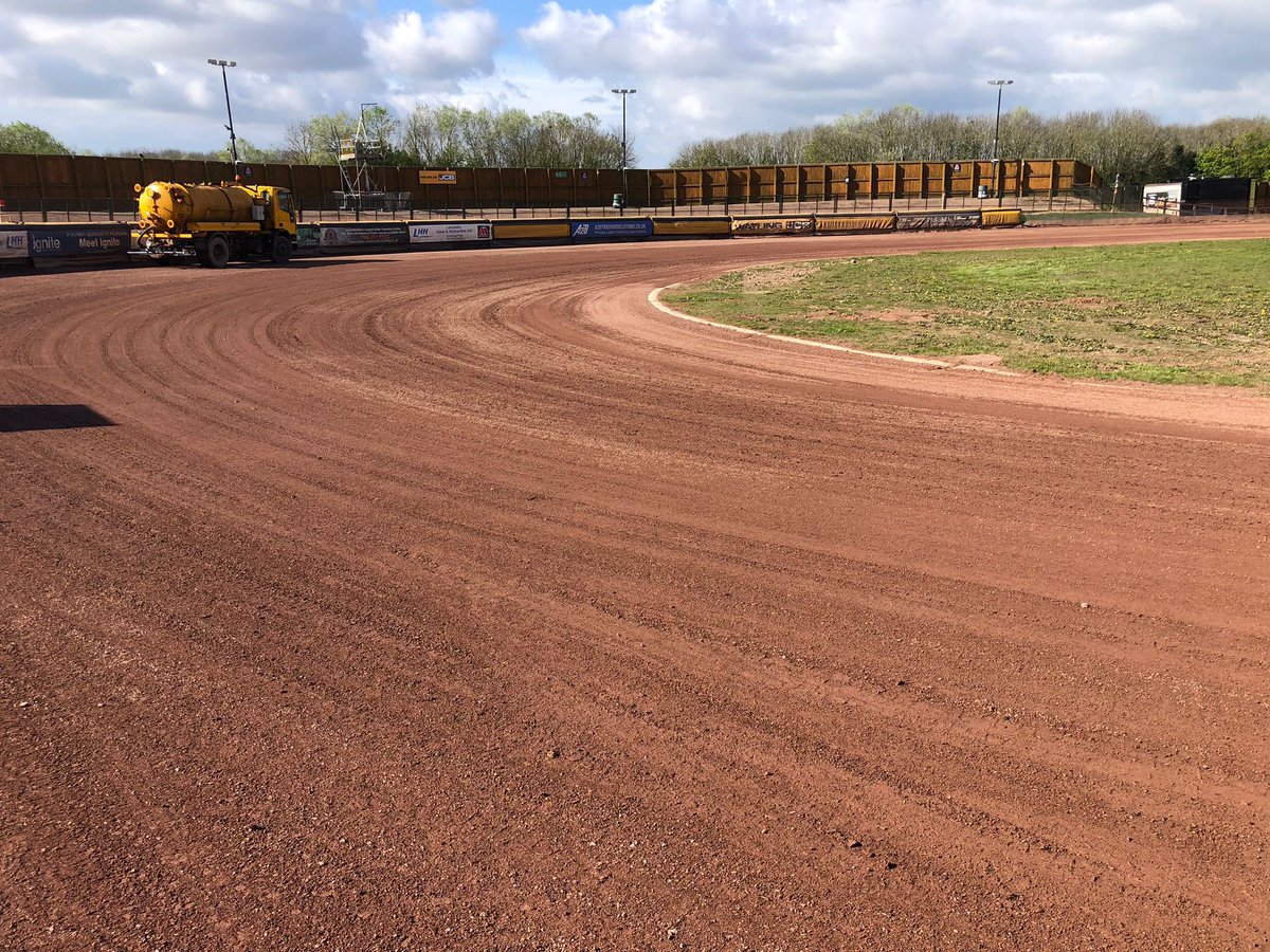 👌

It was an early start for Stewart Dickson and his track team but the Pidcock Motorcycles Arena circuit is looking bang on!

We’re in for some great racing tonight against the Brummies!

Gates open 6pm.