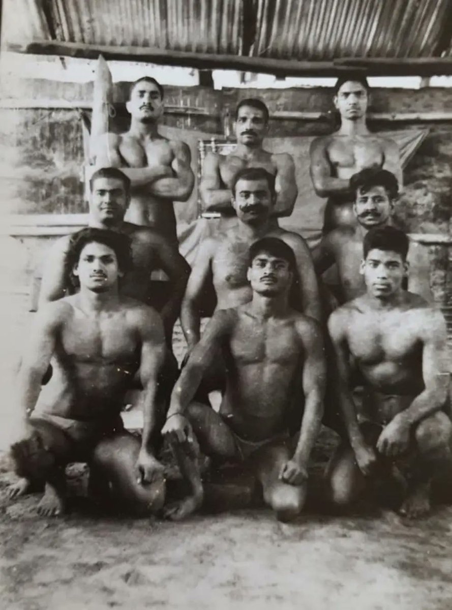 Group photo of wrestlers in an akhada of North Kol, 1940s. Doyen of Indian wrestling Sudhir Saha(under whose coaching 🇮🇳 has won 50+ medals in Asian & Commonwealth games & who introduced Greco-Roman style in Indian wrestling) can be seen at the extreme left in the middle row.