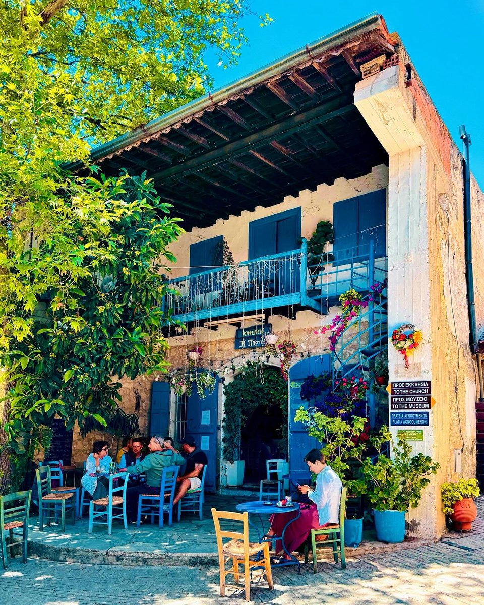 The most photographed ‘Kafeneio’* in #Cyprus. 📷 📍#Vouni village, #Limassol region *Kafeneio (καφενείο) is a traditional coffeehouse or café where people gather to socialize, drink coffee, and sometimes play games like backgammon.