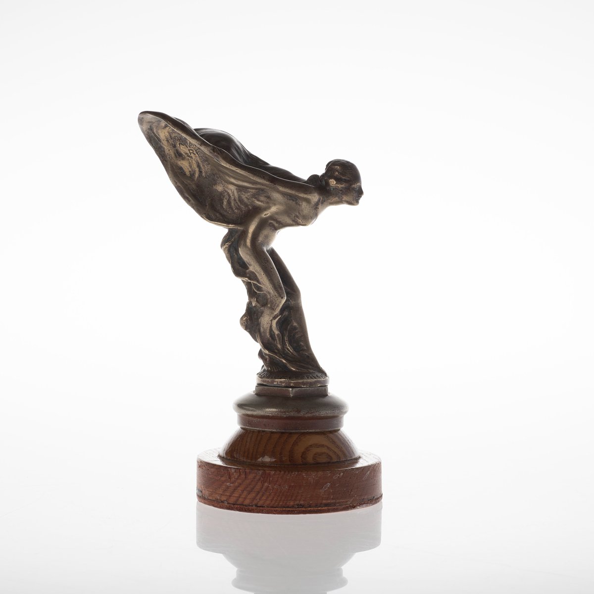 An interesting article in @dailyartmag about the tale of John, 2nd Lord Montagu, the sculptor Charles Robinson Sykes and The Spirit of Ecstasy: The Story Behind the Rolls-Royce Ornament - dailyartmagazine.com/story-of-the-s…