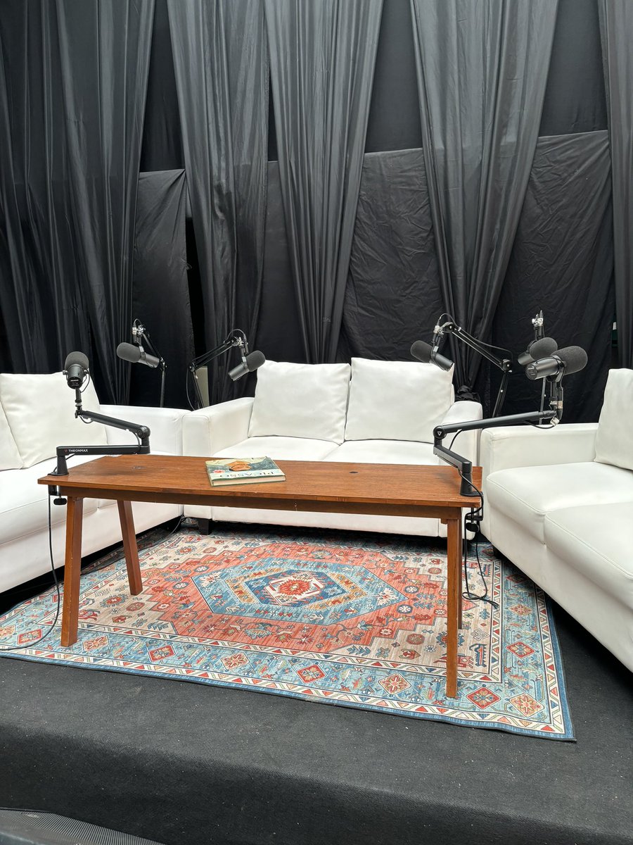 tadi siang abis set up peralatan podcast buat acara presscon di Mbloc. seru juga sekarang presscon pun konsepnya mau ala podcast.