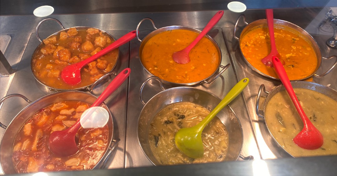 We have plenty of hot food options at Chow! Anything here take your fancy? 😋🍛 #chowasianuk #noodles #asianfood #rice #takeaway #veggiefastfood