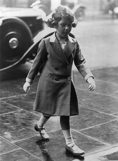 Серьезная молодая леди спешит на турнир. Елизавета II. 1932 г.
