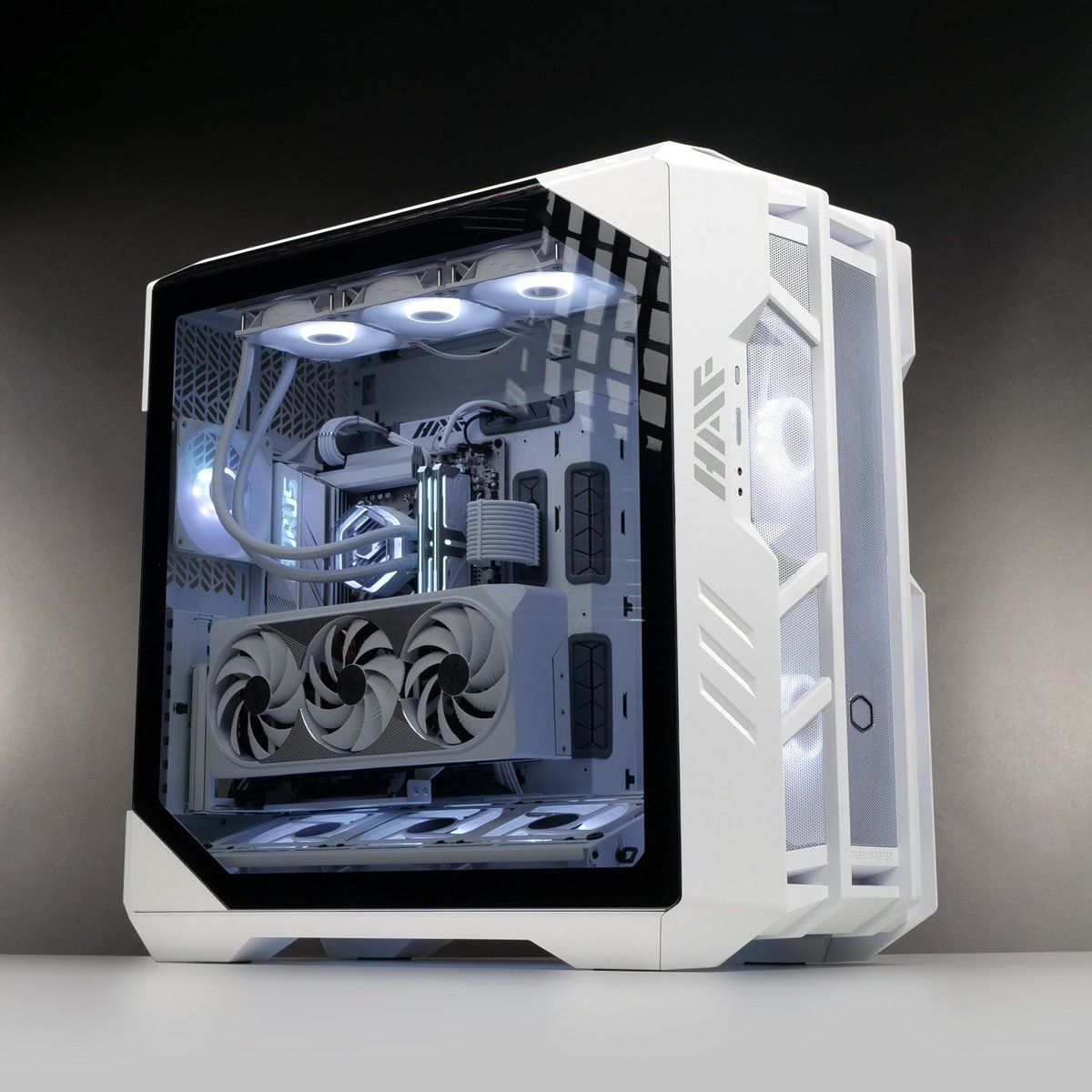 Behold the airflow king! The HAF 700 is now available in White Edition, available at @ScanComputers Featuring the white edition MasterLiquid Atmos 360 cooler ❄️ 📸 @battlerigs #MakeItYours