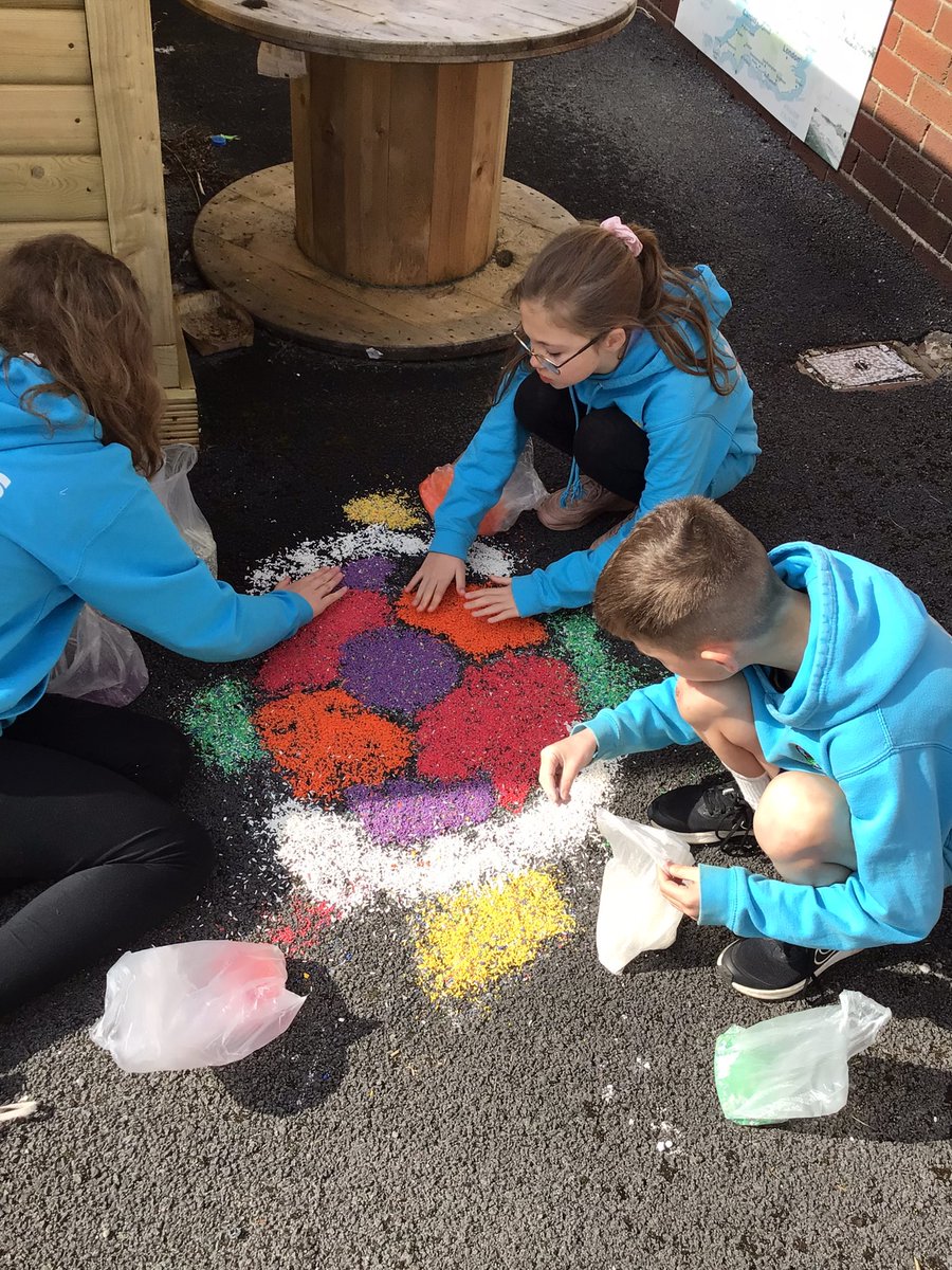 🌟Blwyddyn 6🌟 have continued their #OutdoorLearning by working through a number of activities. They have been creating poetry, Alfresco Art & Rangoli patterns. They have been using natural objects to make equations for a given total, & to complete a magic number square. @_OLW_