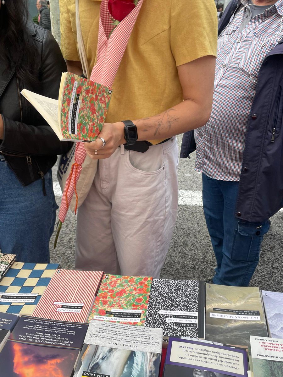 ¡Gracias a todas las personas buenas que vinieron a saludarnos y a comprar nuestros libros! Seguimos cansadas, Sant Jordi es durísimo, pero remontaremos gracias a vuestras palabras ❤️❤️🌹