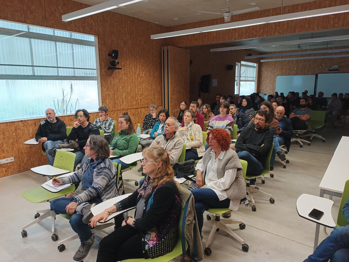 🌟 ICP Director sharing with all the staff the performance of our center in 2023! 📈 Very good results in terms of scientific production! 👍