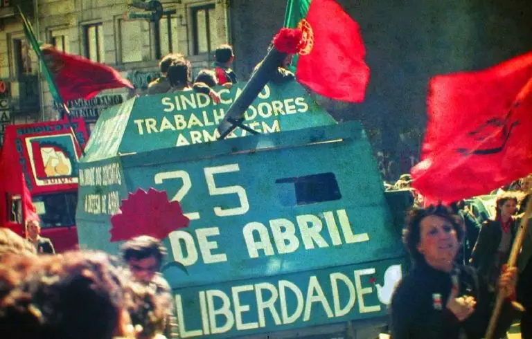 🇵🇹🌹Hoy, 25 de abril, la Revolución de los Claveles cumple 50 años.

🗣️Al son de 'Grândola, Vila Morena', miles de portugueses salieron a las calles y pusieron fin a la dictadura más longeva de Europa.

🧵Vamos con un hilo sobre ello y cómo, a día de hoy, sigue siendo clave para
