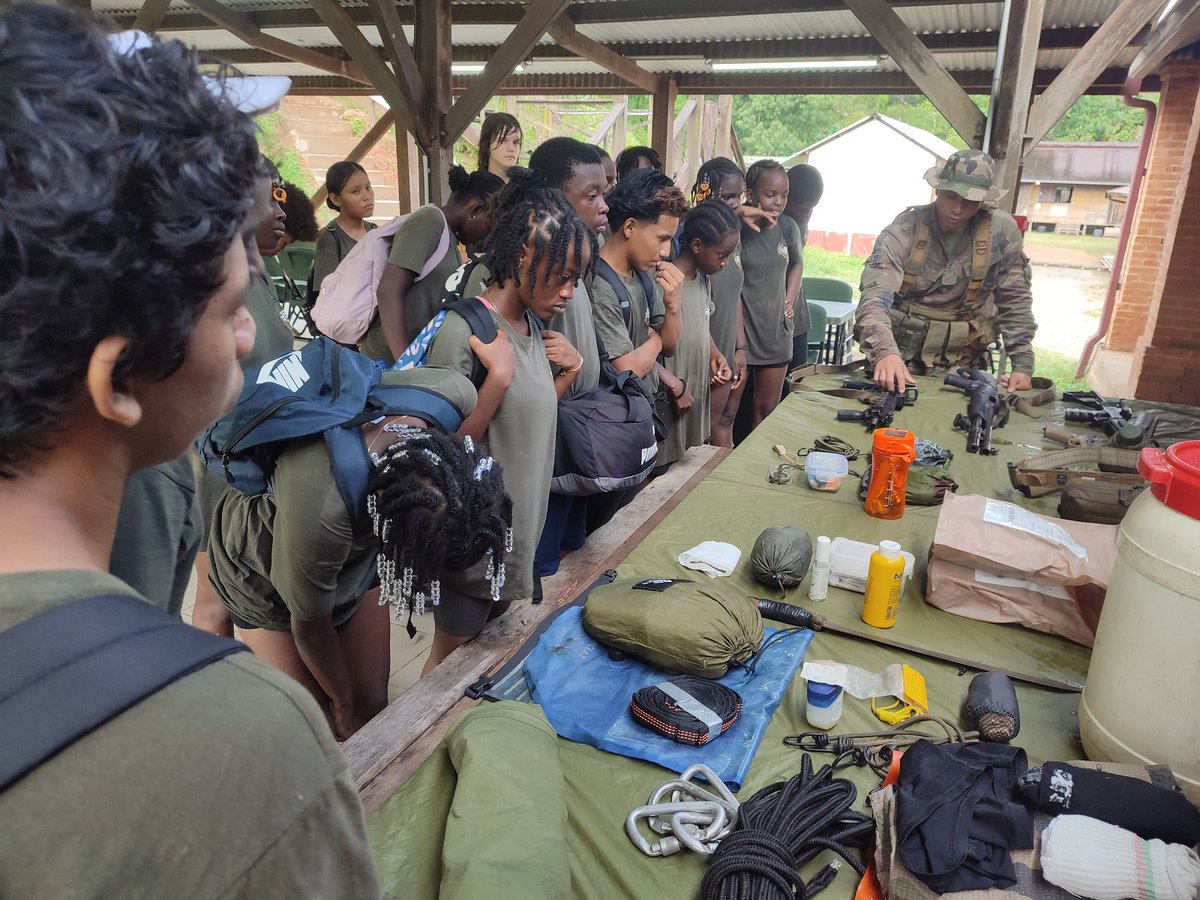 #Espritdefense | La BOA de Saint Jean du Maroni a ouvert ses portes aux collèges Paul Berthelot de Javouhey et Léo Othily de Mana.

➡️ Présentation des métiers, sport, pirogue, repas en ration… les élèves sont partis à la découverte du quotidien de nos marsouins ⚓️

#Defense