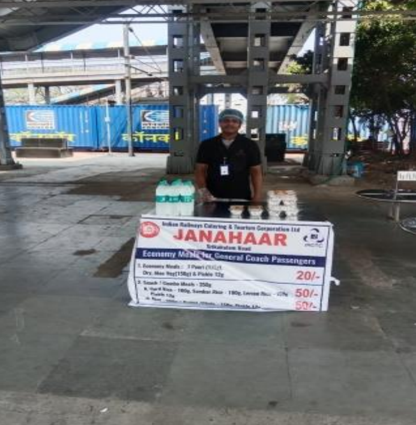 A new initiative by Indian Railways offering hygienic meals and snacks at affordable prices particularly for those in unreserved coaches. One such counters conveniently located near general second class (GS) coaches on a platform at Srikakulam station.
@RailMinIndia
 
#ECoRupdate