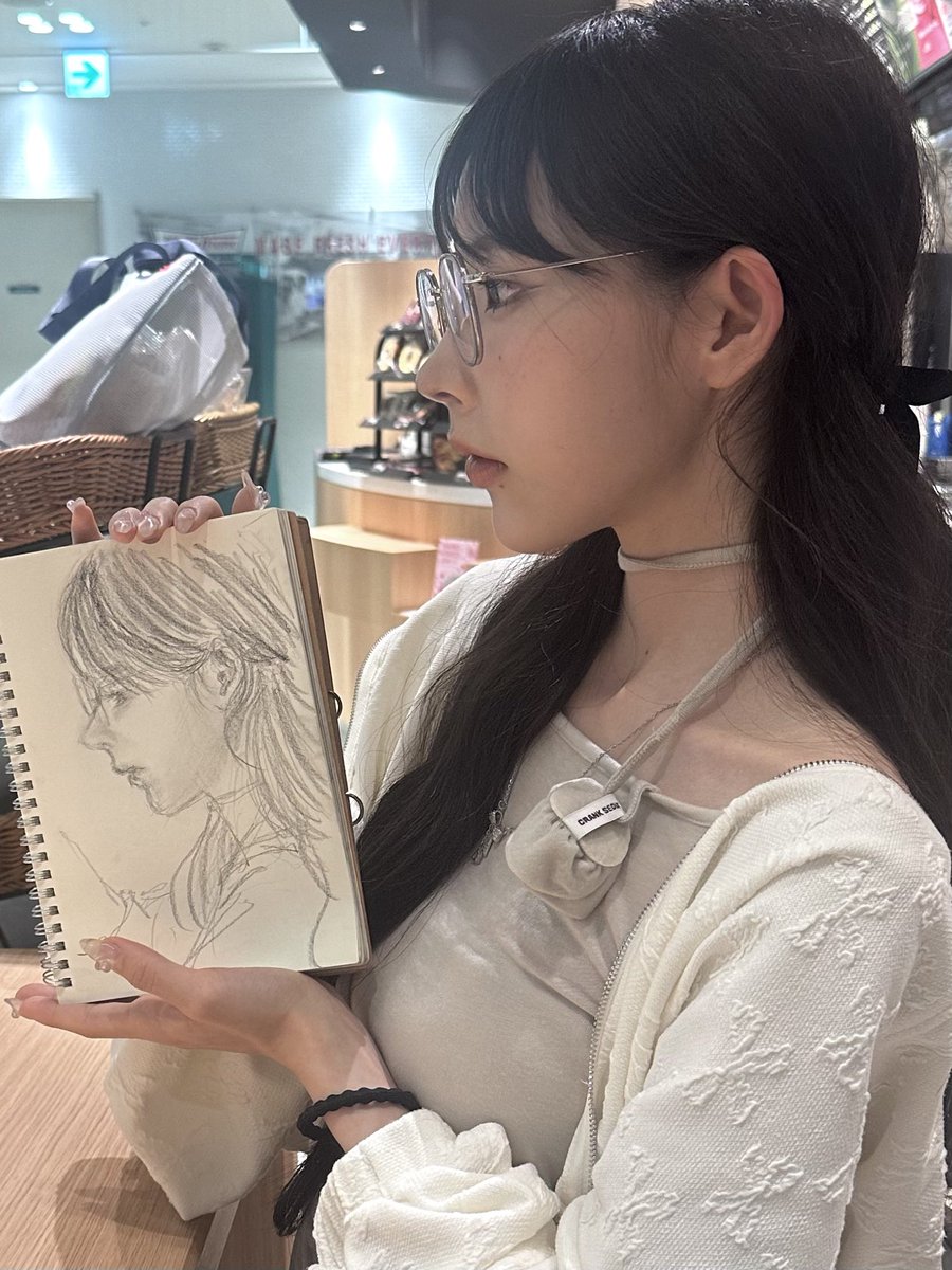 横顔を描いてもいいですか？って聞かれたから良いですよって言った。 https://t.co/77IFAaE7tB