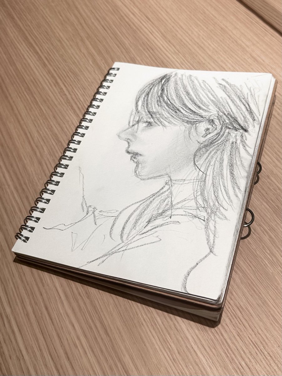 横顔を描いてもいいですか？って聞かれたから良いですよって言った。 https://t.co/77IFAaE7tB