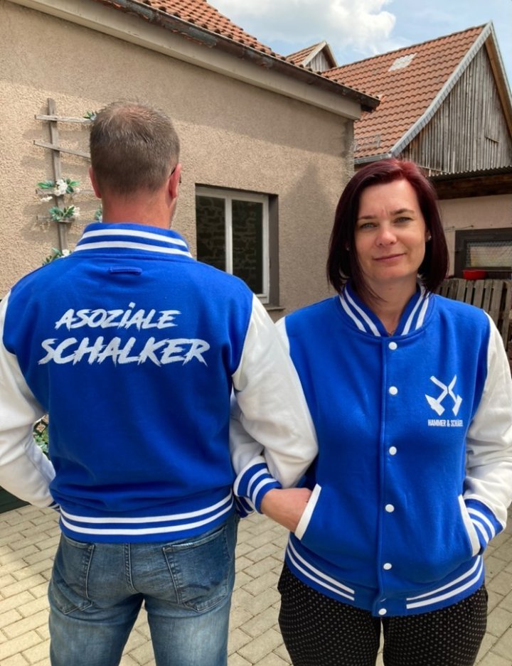 Kumpelinen und Kumpels 

Die '#ASOZIALESCHALKER' College Jacke!
Es kann es immer mal wieder dazu kommen, das nicht jede Größe verfügbar ist.
Dann heißt es Geduld haben!

Im Moment ist das Teil, wieder in den Größen S-XXL erhältlich:

shirtee.com/de/asozialesch…

Glück auf ⚒️

#s04