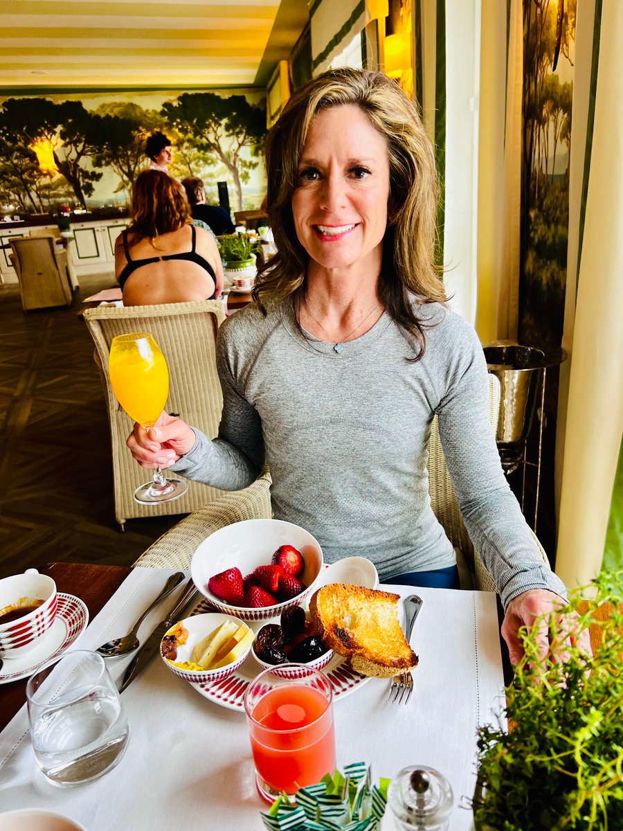 Traveling doesn't mean compromising on a healthy breakfast, especially for us fabulous women over 50!🌞✈️ 
🥝 Prioritize your health and indulge in nutritious delights while exploring new destinations. Buon appetito!
#HealthyEating #TravelLife #IschiaDelights #FitOver50 #ischia
