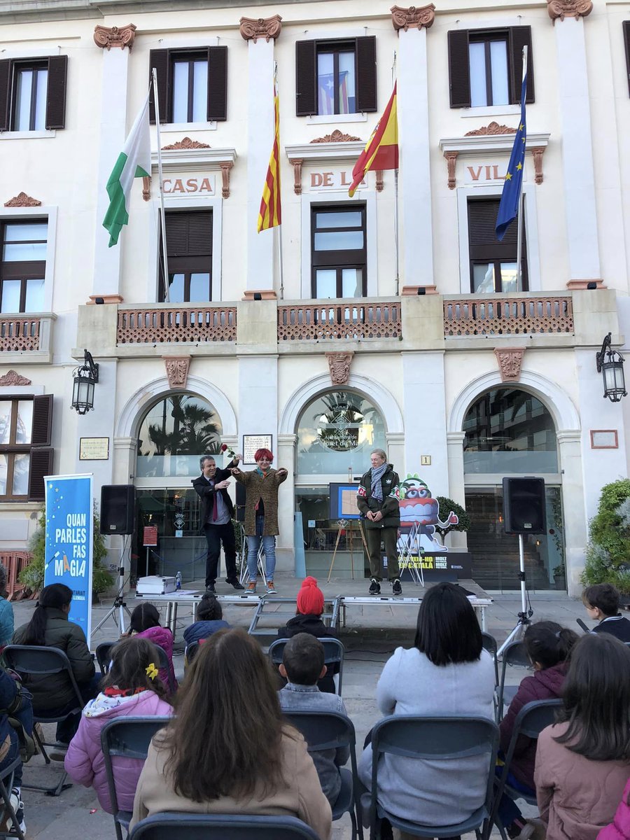 Poesia i màgia de mans de participants en el @vxlcat i del mag Eduard Juanola per Sant Jordi a #LloretdeMar. Una tarda fantàstica. Moltes gràcies a tothom per ser-hi! I recordeu-ho: quan parleu, feu màgia!🌟 #SantJordi2024 #SantJordiCPNL